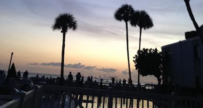 Askeleen päässä lämmitetty uima-ja Ocean. 2 makuuhuoneen kaksi kylpy. Maantaso