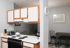 ثلاجة، ميكروويف، فرن، موقد طهي مسطح