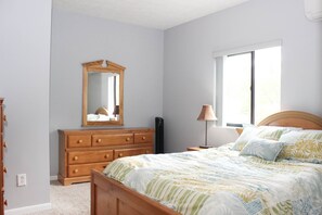 2 عدّة غرف نوم ومكواة/لوح كي وخدمة الإنترنت وملاءات أسرّة