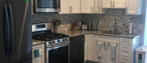 冷蔵庫、電子レンジ、オーブン、コンロ