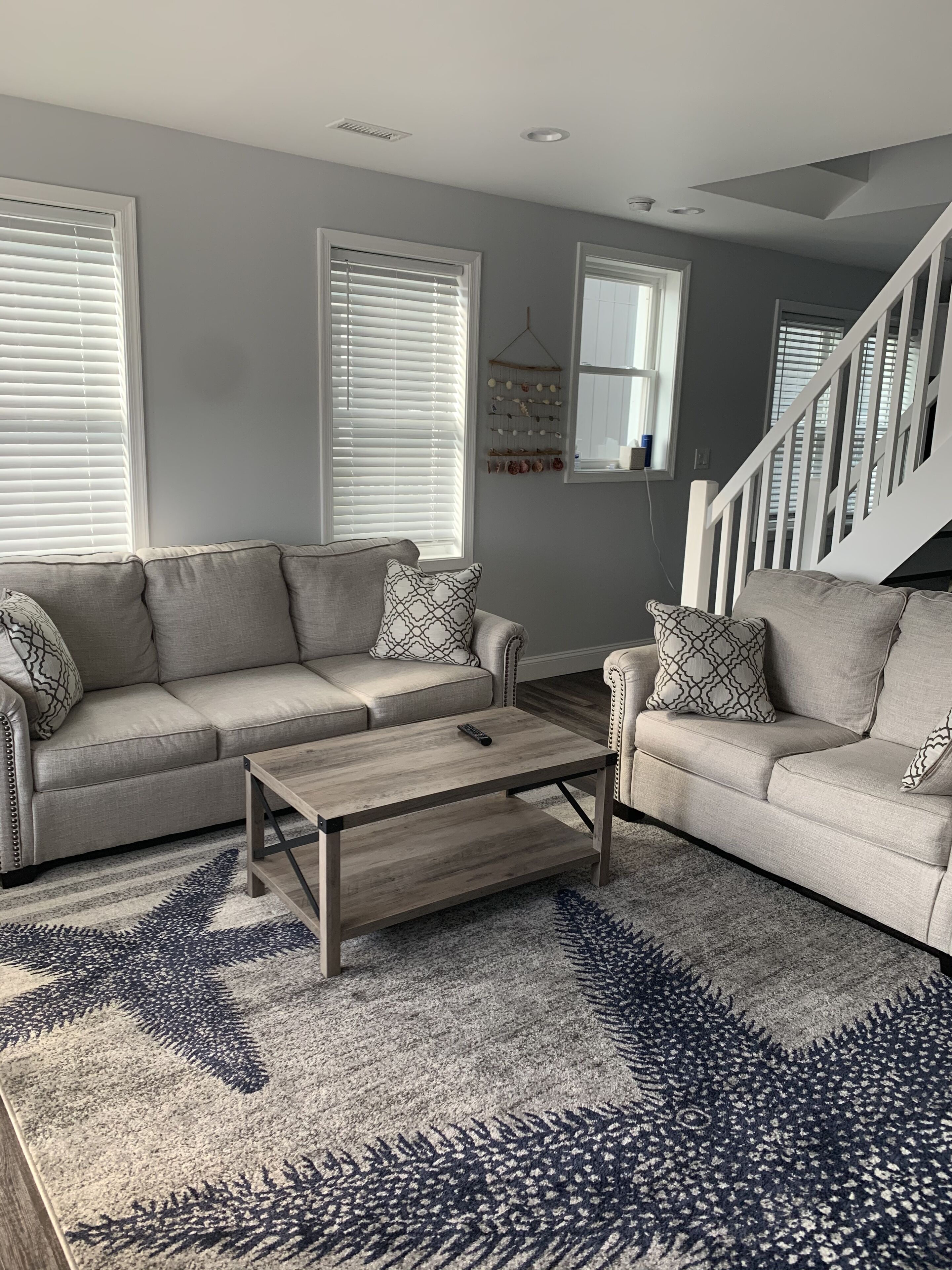 Newly renovated 3 bedroom 2 bathroom twin house Block and a half from the beac