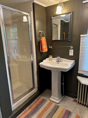 Shower, hair dryer, towels, soap - Unexpected Style in a Cosy, Convenient In-Town Apartment (Manchester Center)