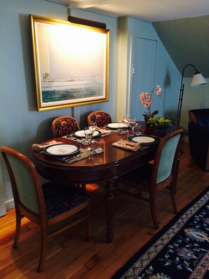 Dining - Unexpected Style in a Cosy, Convenient In-Town Apartment (Manchester Center)