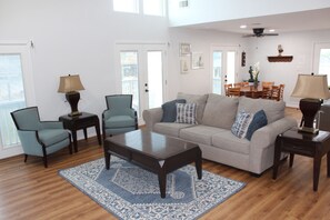 Smart TV, DVD player, books, video library - Sea Lover Cottage - West End Canal House - Recently Renovated (Galveston)