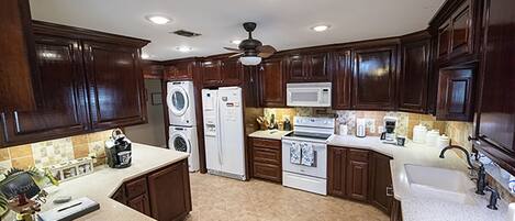 Frigorifero, microonde, forno, piano cottura