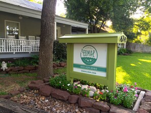 Property grounds - Across Street From Comal River, 1 Block To Schlitterbahn, 3 Blocks To Downtown (New Braunfels)