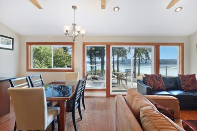 Spectacular Waterfront Home. Breathtaking ocean views. 