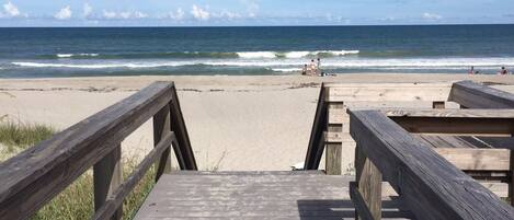 Beach nearby, sun-loungers, beach towels