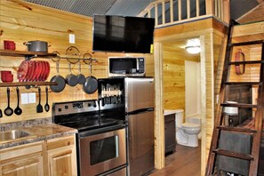 Kühlschrank, Mikrowelle, Ofen, Wasserkocher mit Kaffee-/Teezubehör