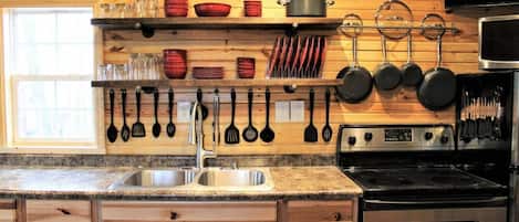 Réfrigérateur, micro-ondes, four, cafetière/bouilloire