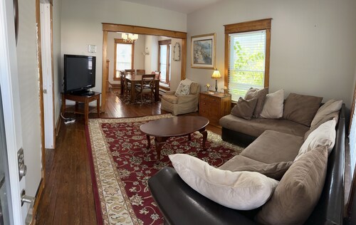 1st Class Rentals - Munson Manor III - 5 Bedroom 2 Bathroom House