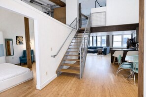 2 bedrooms, iron/ironing board, internet, bed sheets