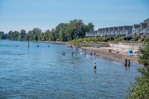 在海滩、沙滩毛巾
