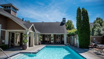 Una piscina al aire libre, una piscina climatizada