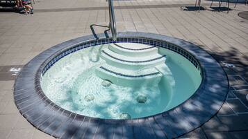 室外游泳池,恒温泳池