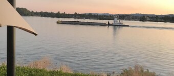 River Condo 3 minute walk minutes to river waterfront, restaurants & boardwalk