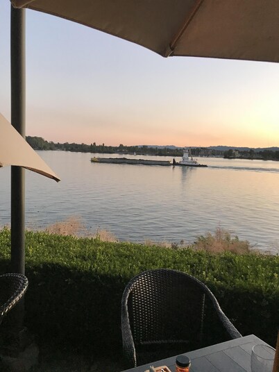 River Condo 3 minute walk minutes to river waterfront, restaurants & boardwalk