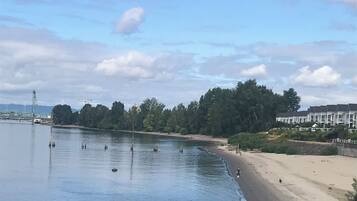 在海滩、沙滩毛巾