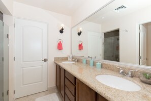 Bathtub, towels - Beautiful ground floor condo at Paraíso del Mar (La Paz)