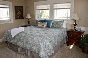 4 bedrooms, desk, iron/ironing board, WiFi