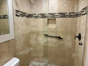 Een douche, een haardroger, handdoeken