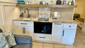 Frigorifero, microonde, piano cottura, macchina per tè/caffè