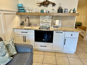 Frigorifero, microonde, piano cottura, macchina per tè/caffè