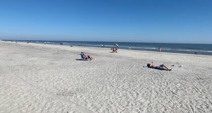 Barefoot Bungalow! Ocean View Couple’s Retreat