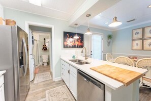 Fridge, microwave, oven, stovetop - Steps to the Sand, 2BR, 2BA Upper Lvl, Beach Gear (St. Simons Island)