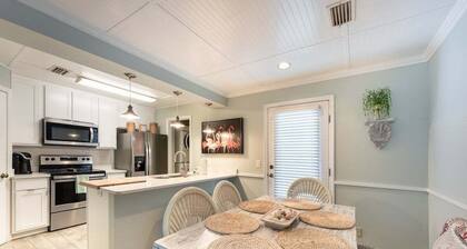Steps to the Sand, 2BR, 2BA Upper Lvl, Beach Gear