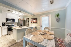 Dining - Steps to the Sand, 2BR, 2BA Upper Lvl, Beach Gear (St. Simons Island)