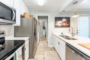 Frigorífic, microones, forn i placa de cuina 