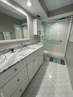Dusche, Haartrockner, Handtücher, Seife