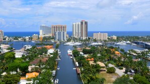 A marina with boats, a city skyline, and palm trees. - Close to beach, downtown, airport. Entire Apt. (Fort Lauderdale)