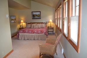 3 bedrooms, iron/ironing board, travel crib, WiFi - Beautiful home in the heart of town. (Crested Butte)