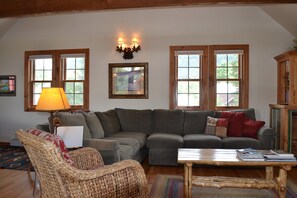 テレビ、暖炉、DVD プレーヤー、書庫