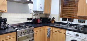 冰箱、微波炉、烤箱、炉灶