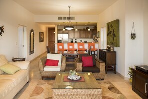 TV, DVD player, books - Beautiful condo ocean view at Paraíso del Mar! (La Paz)