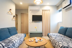 Meja kerja, ruang kerja ramah laptop, dan tirai kedap cahaya