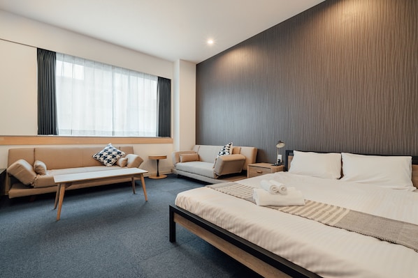 Meja kerja, ruang kerja ramah laptop, dan tirai kedap cahaya