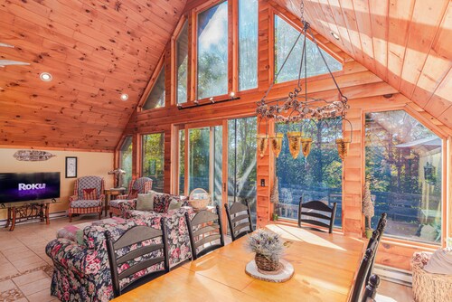 Spacious ADK 5BR Lodge, Sleeps 14, Near Gore, Firepit, Fireplace, Pets