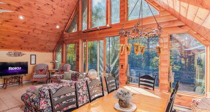 Spacious ADK 5BR Lodge, Sleeps 14, Near Gore, Firepit, Fireplace, Pets