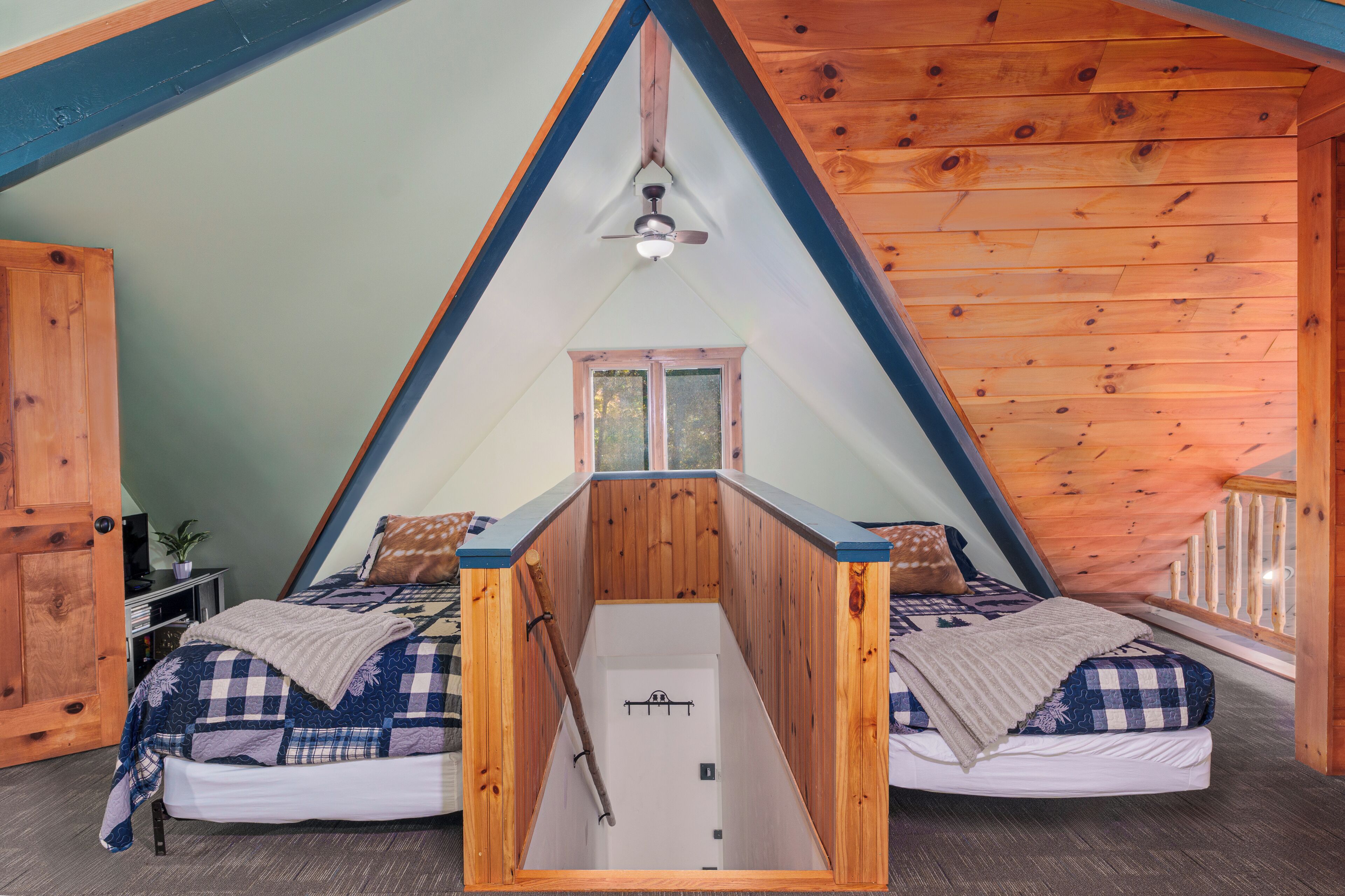 5 bedrooms, desk, iron/ironing board, travel cot