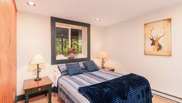 5 habitaciones, escritorio y tabla de planchar con plancha