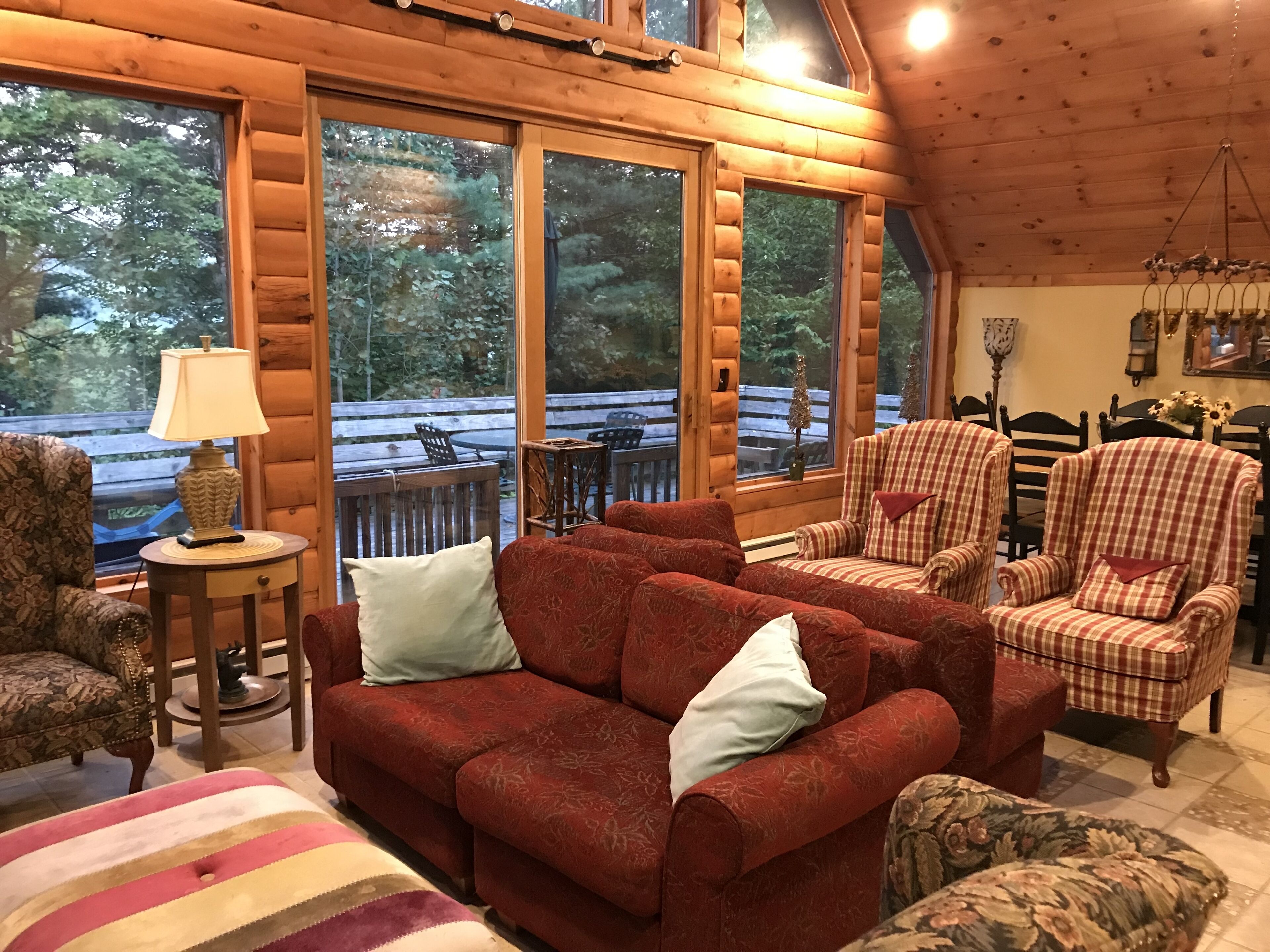 Smart TV, lareira, DVD player, livros