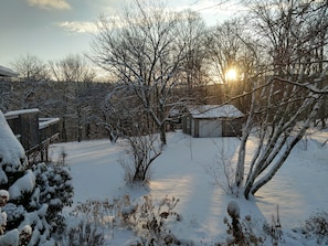 Paesaggio innevato con un pontile di legno e un piccolo deposito.
