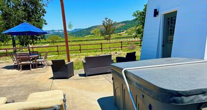 Sonoma Cottage: among the vines and close to EVERYTHING!!