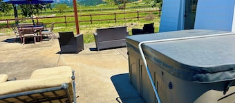 Sonoma Cottage: among the vines and close to EVERYTHING!!