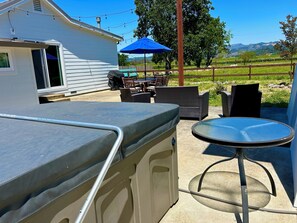 Outdoor dining - Sonoma Cottage: among the vines and close to EVERYTHING!! (Sonoma)