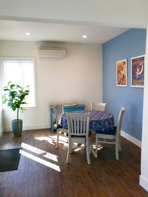 Dining - Sonoma Cottage: among the vines and close to EVERYTHING!! (Sonoma)